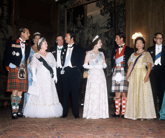 Le prince Philip, duc d'Edimbourg, la princesse Margaret, la reine mère, le roi Carl Gustav de Suède, la reine Elisabeth II d'Angleterre (portant la "Queen Mary's Fringe Tiara") - Le roi de Suède en visite d'Etat. Juillet 1975