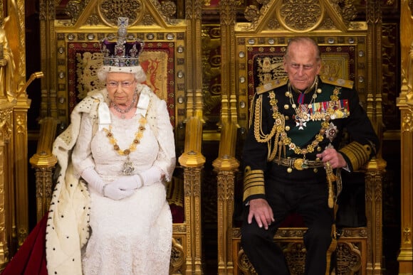 Le prince Philip, duc d'Edimbourg et la reine Elisabeth II d'Angleterre (portant la Imperial State Crown) - La famille royale d'Angleterre lors de la cérémonie d'ouverture du parlement à Londres. Le 27 mai 2015