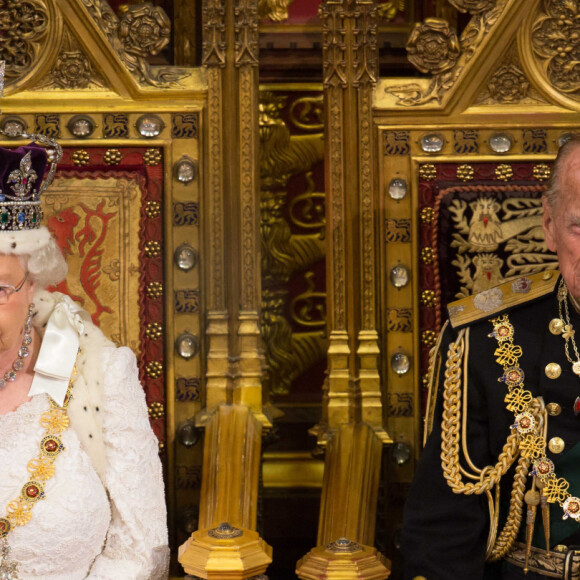 Le prince Philip, duc d'Edimbourg et la reine Elisabeth II d'Angleterre (portant la Imperial State Crown) - La famille royale d'Angleterre lors de la cérémonie d'ouverture du parlement à Londres. Le 27 mai 2015