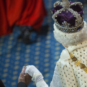 La reine Elisabeth II d'Angleterre portant la couronne impériale d'apparat (Imperial State Crown) - La famille royale d'Angleterre assiste à l'ouverture du parlement au palais de Westminster à Londres. Le 4 juin 2014