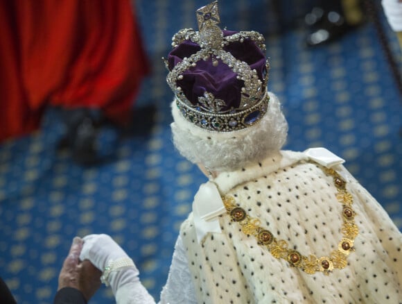 La reine Elisabeth II d'Angleterre portant la couronne impériale d'apparat (Imperial State Crown) - La famille royale d'Angleterre assiste à l'ouverture du parlement au palais de Westminster à Londres. Le 4 juin 2014