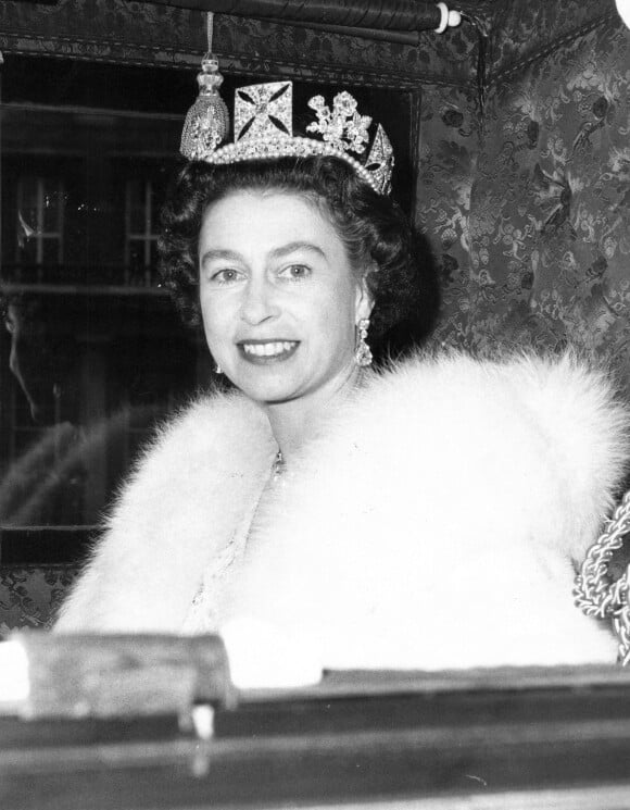 La reine Elisabeth II d'Angleterre quitte Buckingham Palace pour se rendre au Parlement en calèche, le 31 octobre 1967. Elle porte le "George IV State Diadem".