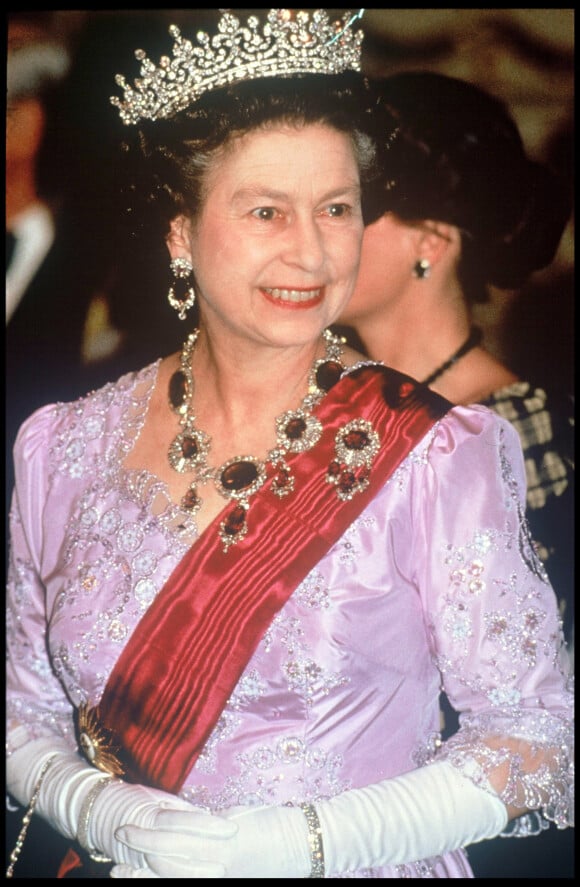 Elizabeth II en 1985. La reine porte sa tiare "Girls of Great Britain and Ireland".