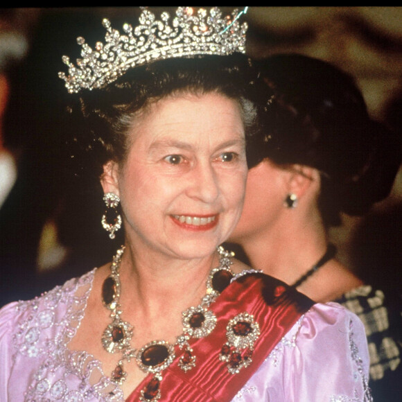 Elizabeth II en 1985. La reine porte sa tiare "Girls of Great Britain and Ireland".