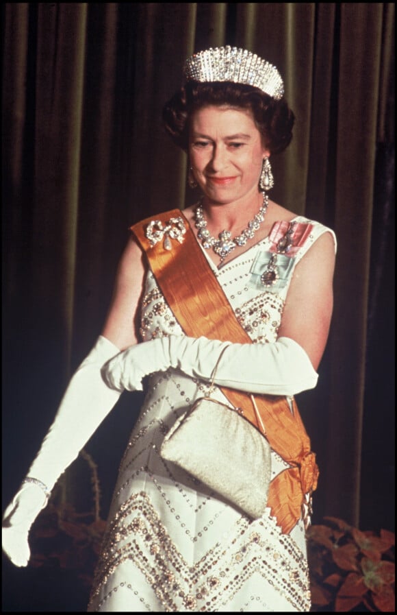 Elizabeth II en 1961, avec la "Queen Mary's Fringe Tiara".