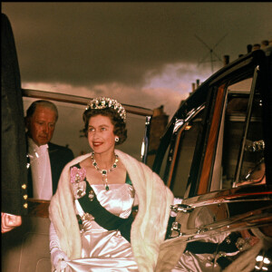 Elizabeth II en 1962. La reine porte la "Grand Duchess Vladimir Tiara" . 