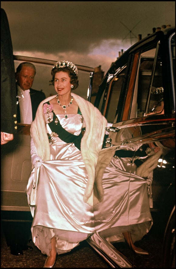 Elizabeth II en 1962. La reine porte la "Grand Duchess Vladimir Tiara" . 