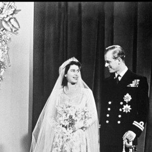 Mariage de la princesse Elizabeth et du prince Philip à Buckingham Palace en 1947. La mariée porte la "Queen Mary's Fringe Tiara". 
