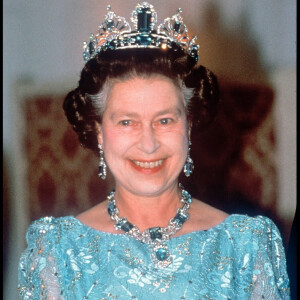 Elizabeth II en 1990 avec sa parure aigues-marines offerte par le Brésil lors de son couronnement. Un peu plus tard, la reine avait commandé une tiare assortie à Garrad, le joaillier de la Cour. 