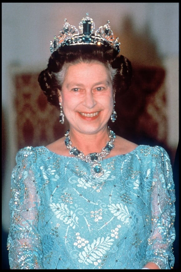 Elizabeth II en 1990 avec sa parure aigues-marines offerte par le Brésil lors de son couronnement. Un peu plus tard, la reine avait commandé une tiare assortie à Garrad, le joaillier de la Cour. 