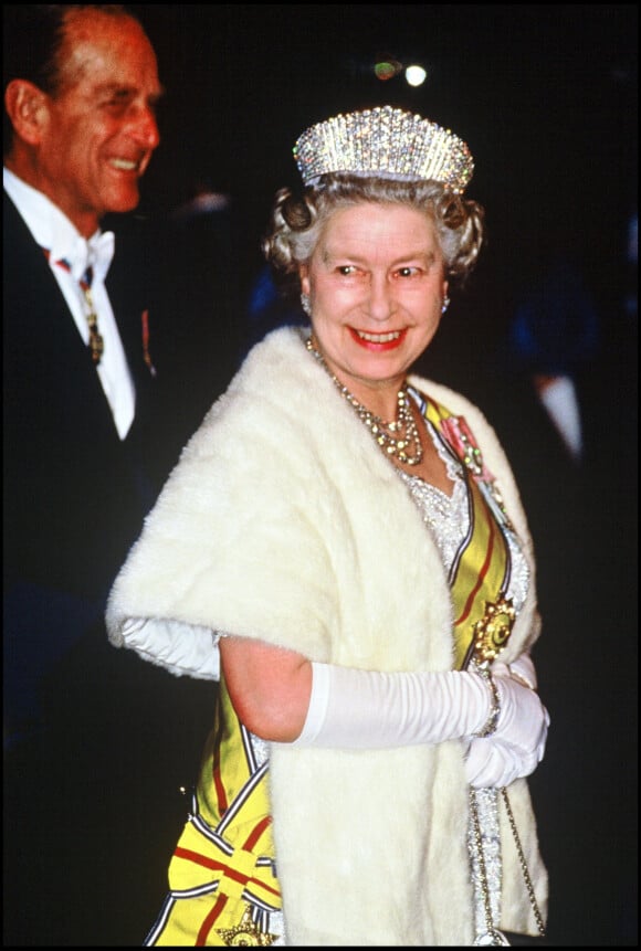 Elizabeth II en visite officielle en Malaisie avec le prince Philip, au début des années 90. La reine porte l'impressionnante "Alexandra's Kokoshnik Tiara".