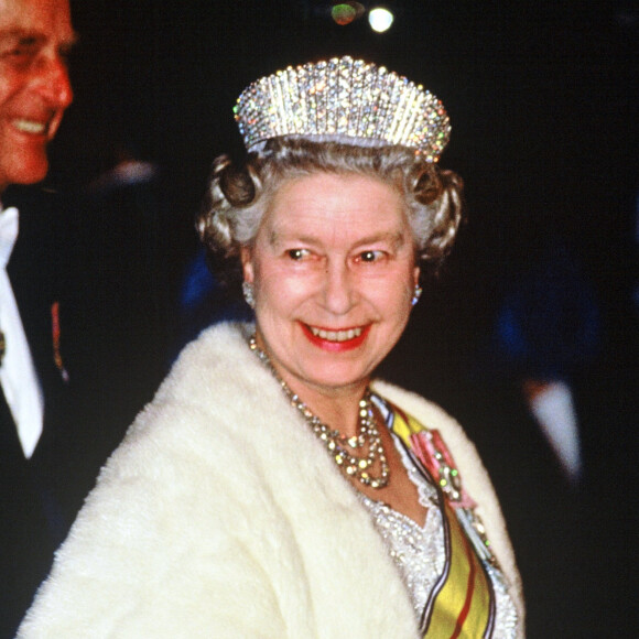 Elizabeth II en visite officielle en Malaisie avec le prince Philip, au début des années 90. La reine porte l'impressionnante "Alexandra's Kokoshnik Tiara".