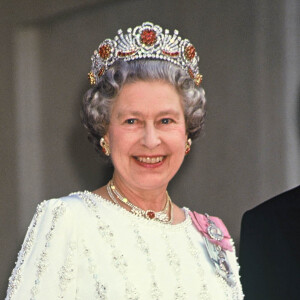 Elizabeth II en visite officielle à Paris en 1992. La reine porte la "Burmese Ruby Tiara" réalisée par Garrard. 