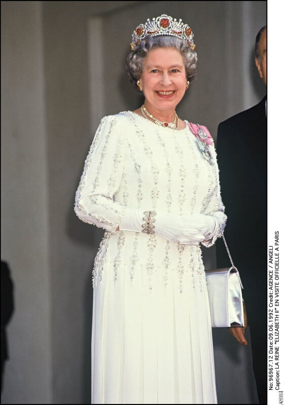 Elizabeth II en visite officielle à Paris en 1992. La reine porte la "Burmese Ruby Tiara" réalisée par Garrard. 