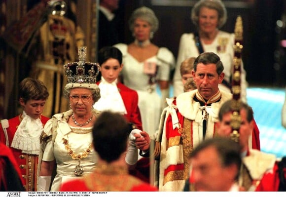 Elizabeth II et son fils le prince Charles lors d'une nouvelle session parlementaire en 1996. La reine porte sa couronne impériale d'apparat (Imperial State Crown). 