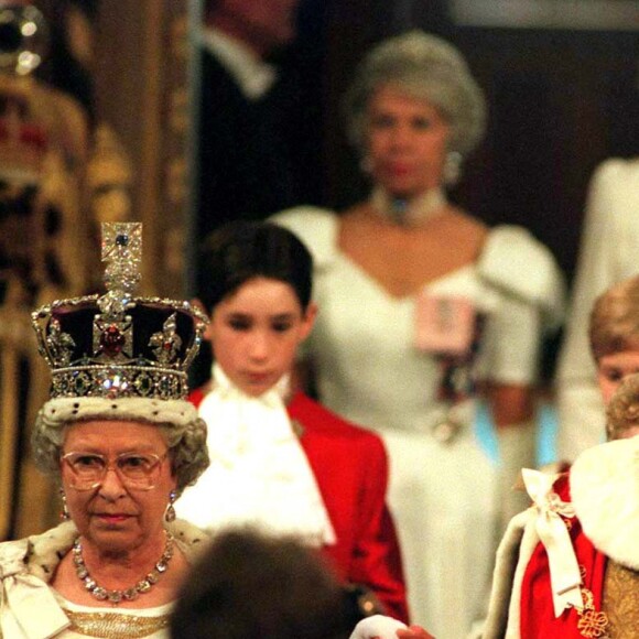 Elizabeth II et son fils le prince Charles lors d'une nouvelle session parlementaire en 1996. La reine porte sa couronne impériale d'apparat (Imperial State Crown). 