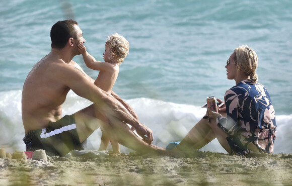 Exclusif - Hayden Panettiere avec son fiancé Wladimir Klitschko et leur fille Kaya se relaxent sur une plage de Miami le 2 décembre 2016 