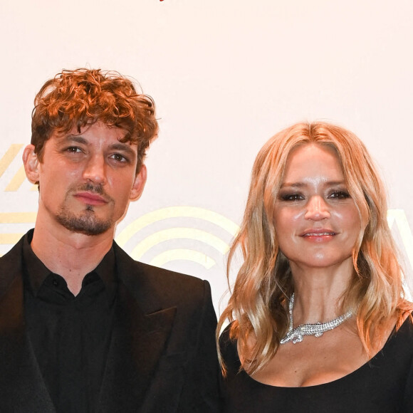 Niels Schneider et sa compagne Virginie Efira - Photocall au Fouquet's après la 47ème cérémonie des César à Paris le 26 février 2022. © Coadic Guirec / Bestimage 