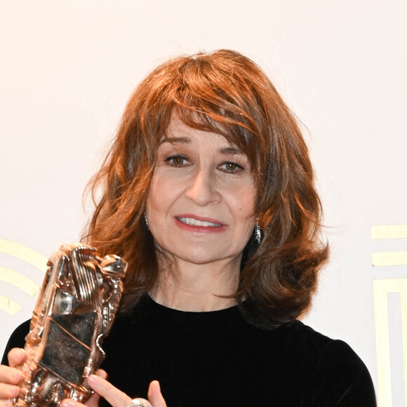 Valérie Lemercier (habillée par Stéphane Rolland) César de la meilleure actrice dans Aline - Photocall au Fouquet's après la 47ème cérémonie des César à Paris le 26 février 2022. © Coadic Guirec / Bestimage 
