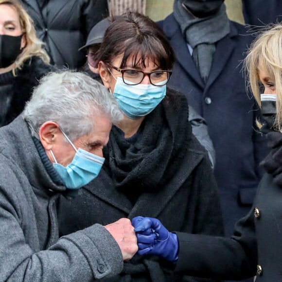 Claude Lelouch et sa compagne Valérie Perrin, la première dame Brigitte Macron - Sorties de la messe en hommage à Robert Hossein en l'église Saint-Sulpice à Paris. Le 9 février 2021 