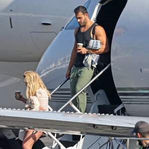 Britney Spears et son fiancé Sam Asghari arrivent en jet privé à Van Nuys, Los Angeles, le 7 décembre 2021.