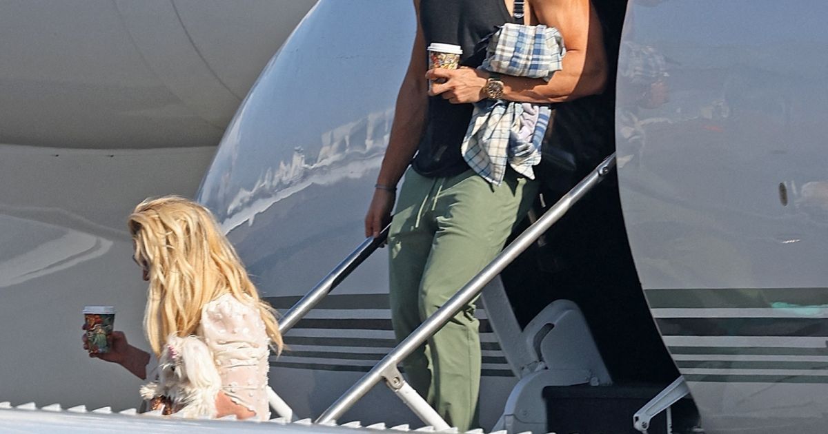 Britney Spears Et Son Fiancé Sam Asghari Arrivent En Jet Privé à Van Nuys Los Angeles Le 7 6323