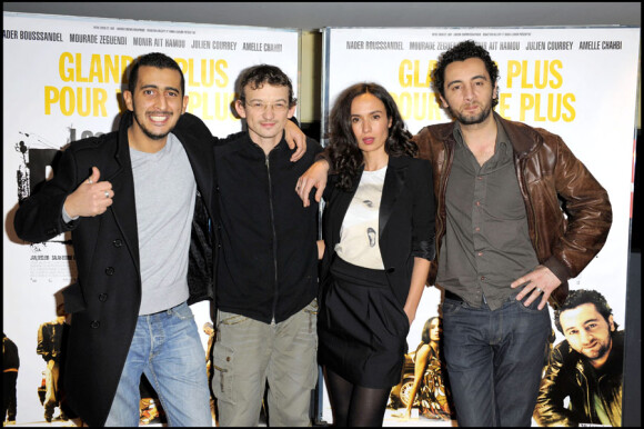 Mourade Zeguendi, Julien Courbey, Amelle Chahbi et Nader Boussandel lors de la première du film Les Barons à l'UGC des Halles à Paris le 12 janvier 2010