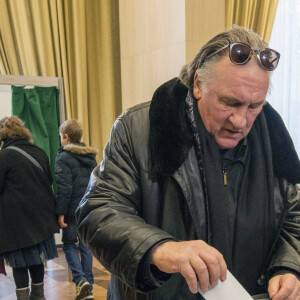 Gérard Depardieu vote à l'occasion de l'élection présidentielle russe à l'ambassade de Russie à Paris le 18 mars 2018.