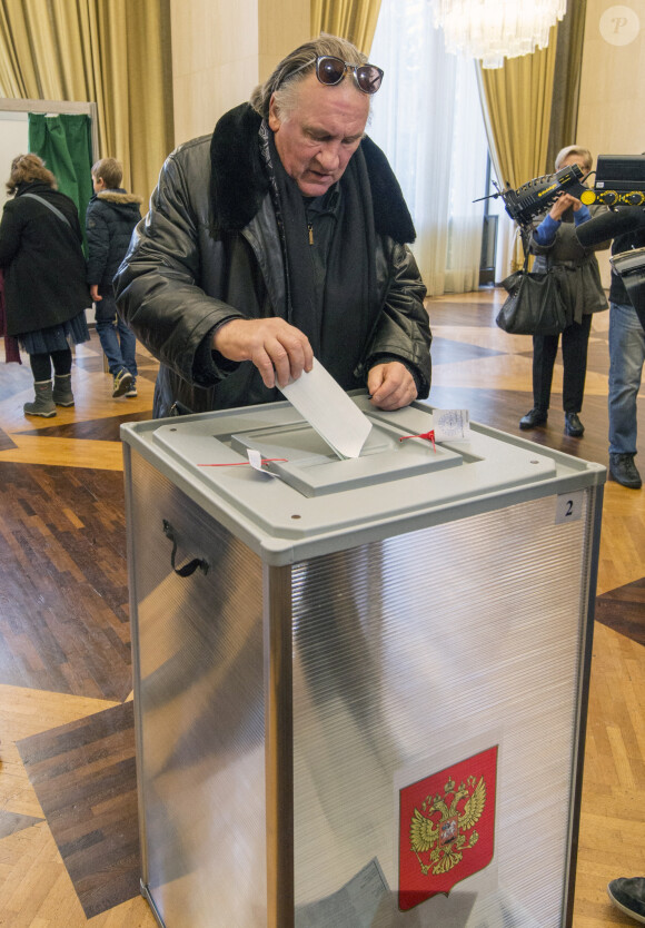 Gérard Depardieu vote à l'occasion de l'élection présidentielle russe à l'ambassade de Russie à Paris le 18 mars 2018.