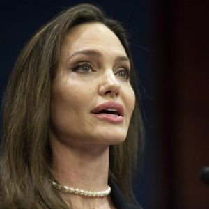 Angelina Jolie demande au Congrès de voter une loi contre les violences domestiques à Washington le 9 février 2022. 