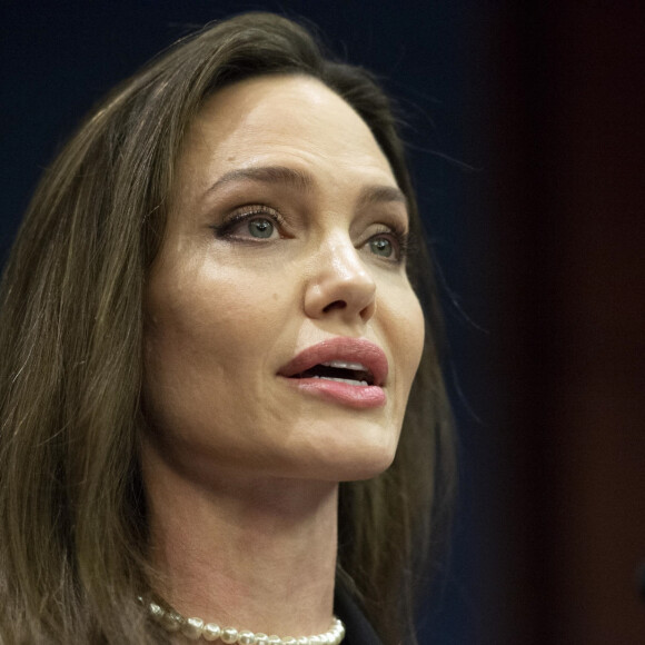 Angelina Jolie demande au Congrès de voter une loi contre les violences domestiques à Washington le 9 février 2022. 