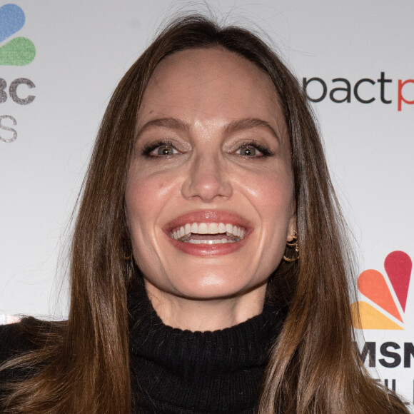 Angelina Jolie - Première du film "Paper And Glue: A JR Project" à Los Angeles le 18 novembre 2021. 