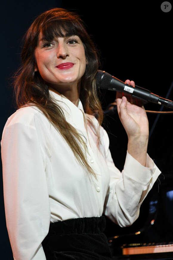 Juliette Armanet en showcase avant la conférence animée par B. Obama à la Maison de Radio France.