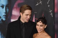Zoë Kravitz sexy dans une robe féline face à Robert Pattinson pour The Batman