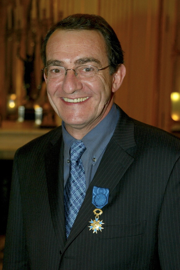 A Paris en France, portrait de Jean-Pierre Pernaut décoré des insignes d'Officier de l'Ordre national du Mérite lors de la remise de décorations au Ministère de la Culture. Le 4 février 2004 © Christophe Aubert via Bestimage