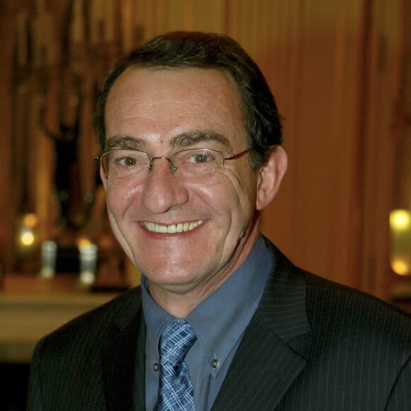 A Paris en France, portrait de Jean-Pierre Pernaut décoré des insignes d'Officier de l'Ordre national du Mérite lors de la remise de décorations au Ministère de la Culture. Le 4 février 2004 © Christophe Aubert via Bestimage