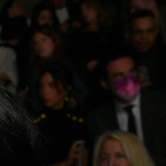 Adriana Lima, enceinte, et Neymar assistent au défilé de mode Balmain (collection automne-hiver 2022/2023) à Paris. Le 2 mars 2022 © Veeren-Christophe Clovis / Bestimage