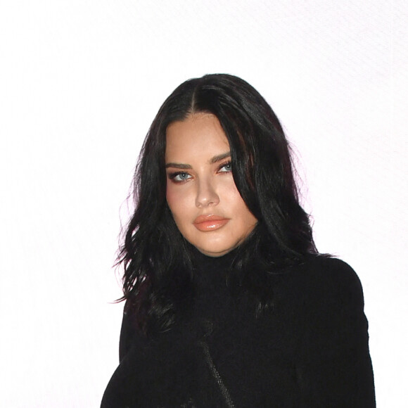 Adriana Lima, enceinte, assiste au défilé de mode Balmain (collection automne-hiver 2022/2023) à Paris. Le 2 mars 2022 © Veeren-Christophe Clovis / Bestimage