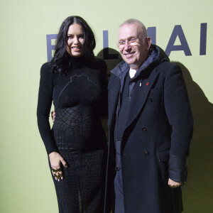 Adriana Lima, enceinte, et Jean-Paul Gaultier assistent au défilé de mode Balmain (collection automne-hiver 2022/2023) au Carreau du Temple, à Paris. Le 2 mars 2022.