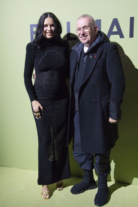 Adriana Lima, enceinte, et Jean-Paul Gaultier assistent au défilé de mode Balmain (collection automne-hiver 2022/2023) au Carreau du Temple, à Paris. Le 2 mars 2022.
