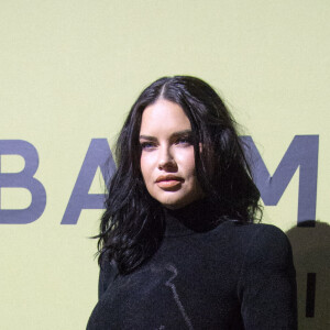 Adriana Lima, enceinte, assiste au défilé de mode Balmain (collection automne-hiver 2022/2023) au Carreau du Temple, à Paris. Le 2 mars 2022.