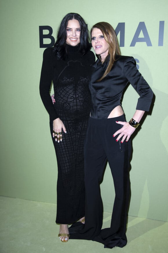 Adriana Lima, enceinte, et Anna Dello Russo assistent au défilé de mode Balmain (collection automne-hiver 2022/2023) au Carreau du Temple, à Paris. Le 2 mars 2022.