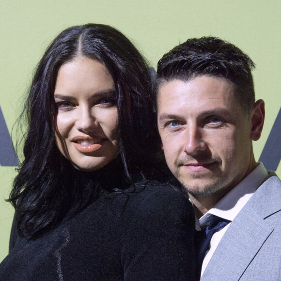 Adriana Lima, enceinte, et son compagnon Andre Lemmers assistent au défilé de mode Balmain (collection automne-hiver 2022/2023) au Carreau du Temple, à Paris. Le 2 mars 2022.