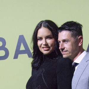 Adriana Lima, enceinte, et son compagnon Andre Lemmers assistent au défilé de mode Balmain (collection automne-hiver 2022/2023) au Carreau du Temple, à Paris. Le 2 mars 2022.