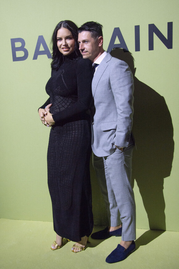 Adriana Lima, enceinte, et son compagnon Andre Lemmers assistent au défilé de mode Balmain (collection automne-hiver 2022/2023) au Carreau du Temple, à Paris. Le 2 mars 2022.