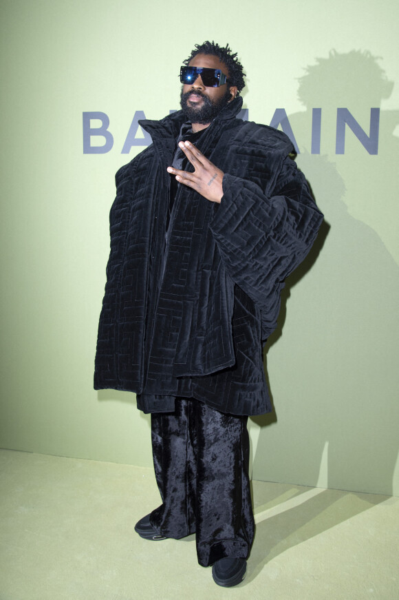 Damso assiste au défilé de mode Balmain (collection automne-hiver 2022/2023) au Carreau du Temple, à Paris. Le 2 mars 2022.