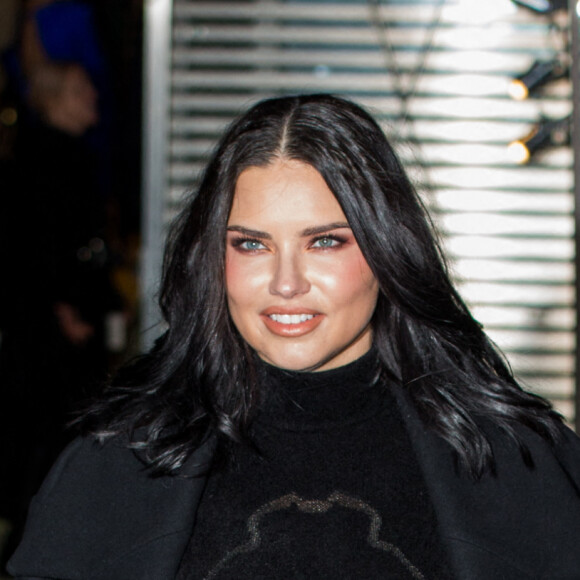 Adriana Lima, enceinte, assiste au défilé de mode Balmain (collection automne-hiver 2022/2023) au Carreau du Temple, à Paris. Le 2 mars 2022.