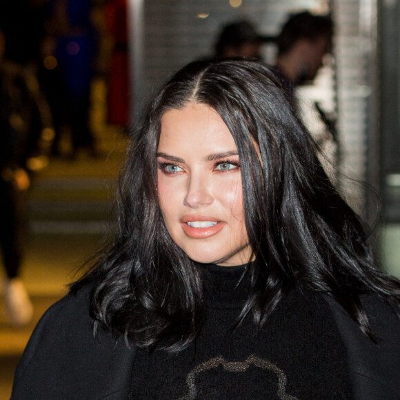 Adriana Lima, enceinte, assiste au défilé de mode Balmain (collection automne-hiver 2022/2023) au Carreau du Temple, à Paris. Le 2 mars 2022.