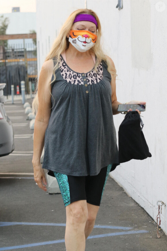 Carole Baskin porte un masque de protection original à son arrivée à un studio de danse à Los Angeles. Le 13 septembre 2020.
