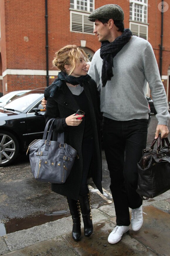 Kylie Minogue et son compagnon Andres Velencoso à Londres, le 13 janvier 2010